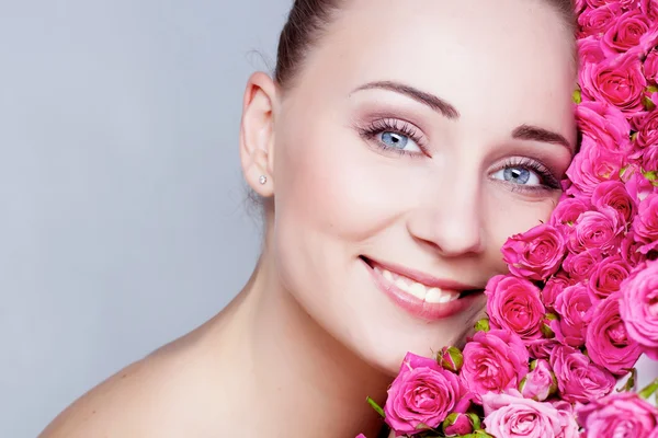 Девушка с цветами роз — стоковое фото