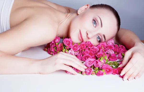 Dívka s květy růže — Stock fotografie