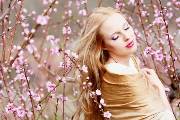 Flicka i persika trädgård — Stockfoto
