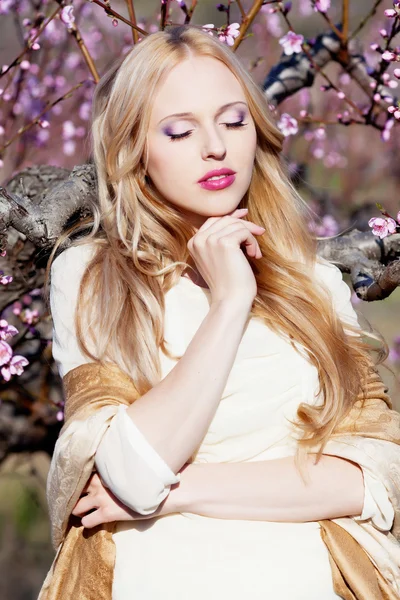 Fille dans le jardin de pêche — Photo