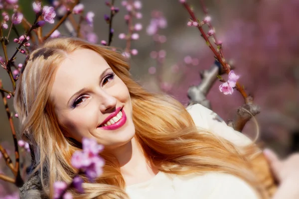 Meisje in perzik tuin — Stockfoto