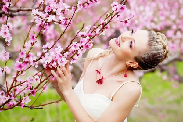 Bruid in bloesem tuin — Stockfoto
