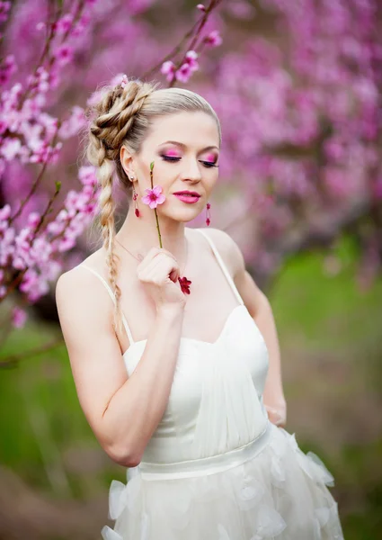 Braut im blühenden Garten — Stockfoto