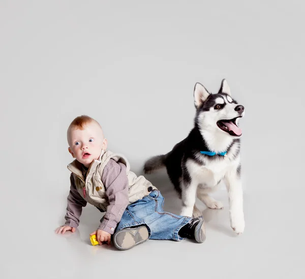 Kind mit Welpe Husky — Stockfoto