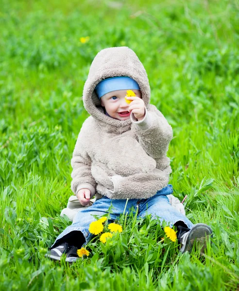 Dziecko, siedząc na trawie — Zdjęcie stockowe