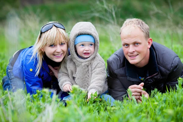Familie opleggen op het gras — Stockfoto