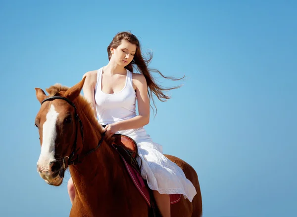 Menina com cavalo na praia — Fotografia de Stock