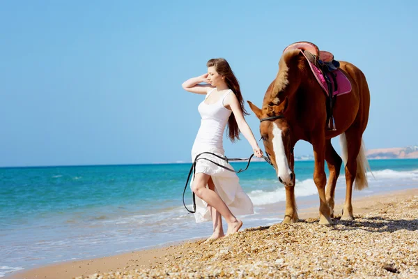 Menina com cavalo na praia — Fotografia de Stock