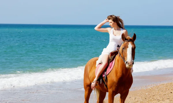 Mädchen mit Pferd am Strand — Stockfoto