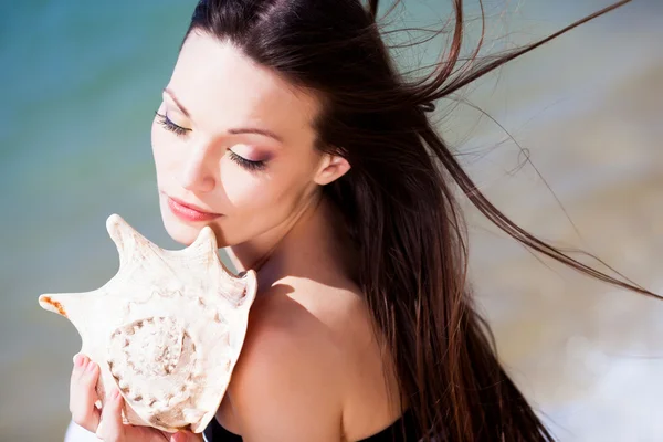 Girl with seashell — Stock Photo, Image