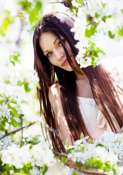 Brunette meisje in bloesem tuin — Stockfoto