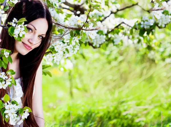 Bruna ragazza in giardino fiorito — Foto Stock
