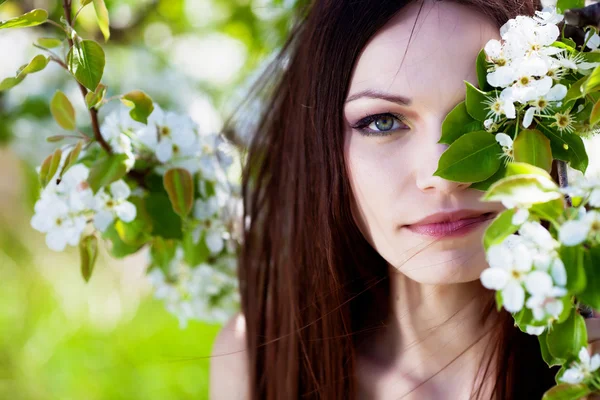 Brunette girl in blossom garden — Stock Photo, Image