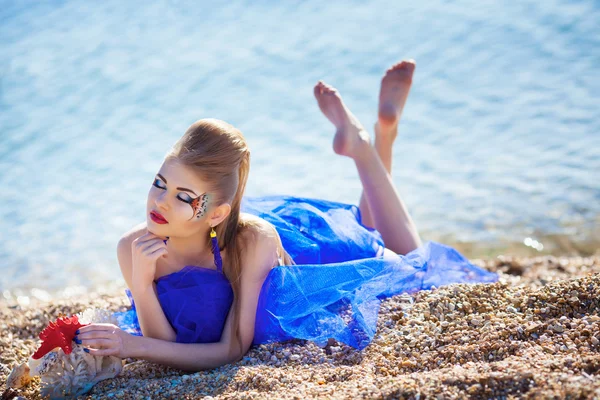 Dziewczyna z muszle na plaży — Zdjęcie stockowe