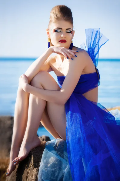 Fantezi mavi elbiseli kız — Stok fotoğraf