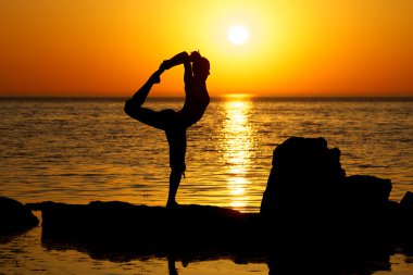 Yoga günbatımı üzerinde