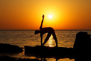 Yoga günbatımı üzerinde