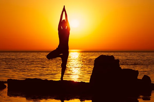 Yoga günbatımı üzerinde — Stok fotoğraf