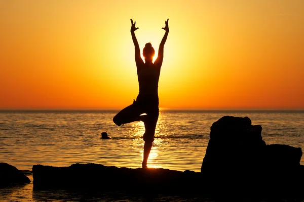 Yoga no pôr do sol — Fotografia de Stock