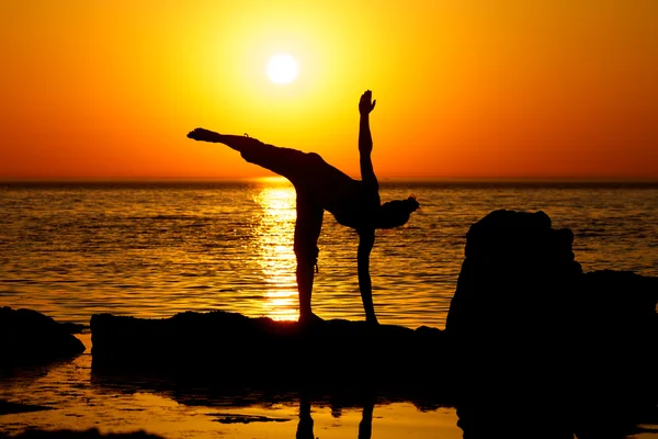 Yoga op zonsondergang — Stockfoto