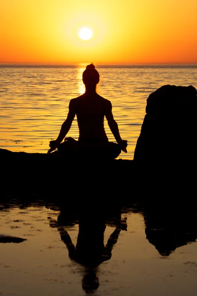 Yoga günbatımı üzerinde — Stok fotoğraf