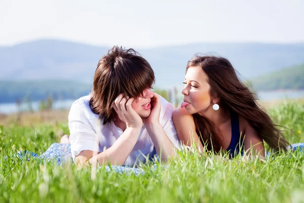 Zwei Liebende im Gras — Stockfoto