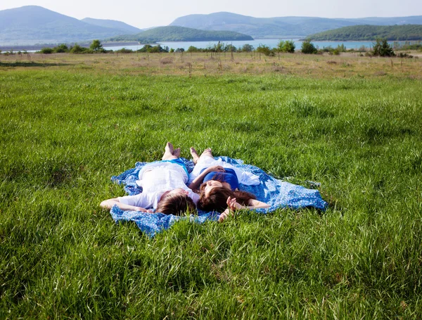 Dwoje kochanków na trawie — Zdjęcie stockowe