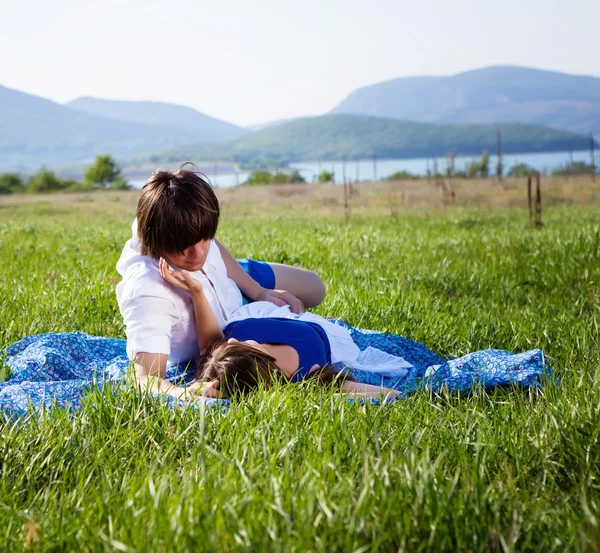 Due amanti sull'erba — Foto Stock