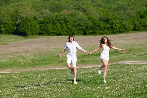 Dwoje kochanków na trawie — Zdjęcie stockowe