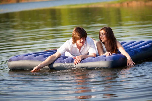 Zwei auf Schwimmmatratze — Stockfoto