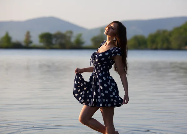 Портрет девушки возле воды — стоковое фото