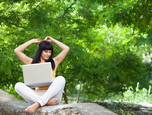 Κορίτσι με το laptop στο πάρκο — Φωτογραφία Αρχείου