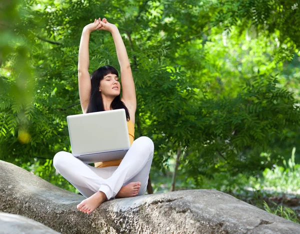 Girl with laptop in the park — Stock Photo, Image