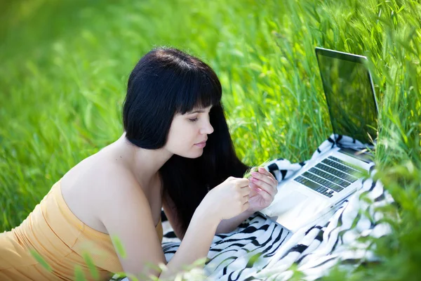 Dziewczyna z laptopa w parku — Zdjęcie stockowe