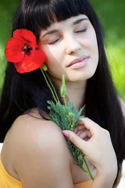Chica con flor de amapola — Foto de Stock