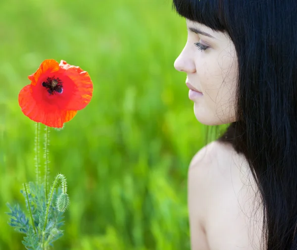 Dziewczyna z kwiatów maku — Zdjęcie stockowe