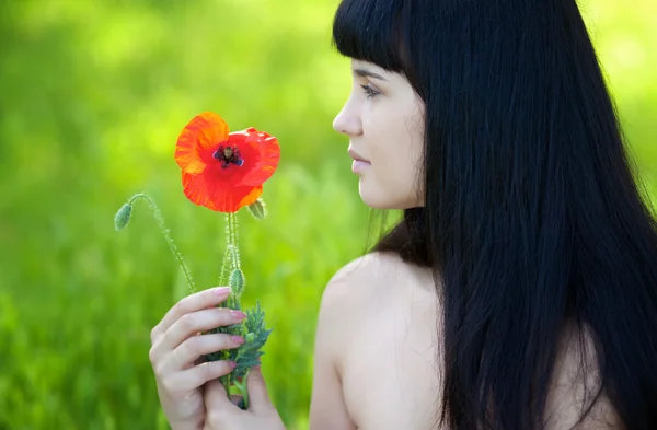 Meisje met poppy bloem — Stockfoto