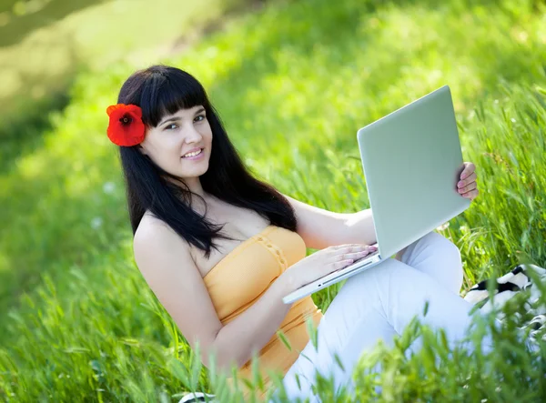 Дівчина з ноутбуком в парку — стокове фото