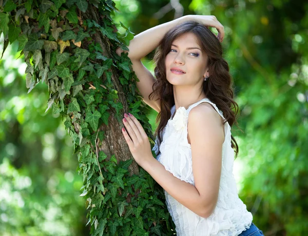 Chica cerca de árbol de hiedra —  Fotos de Stock