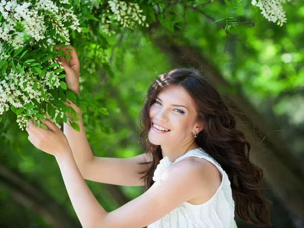 Chica cerca de árbol de acacia flor — Foto de Stock