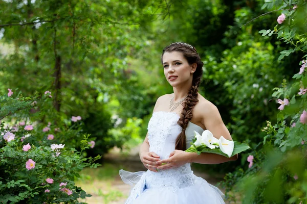 Mariée dans le parc — Photo