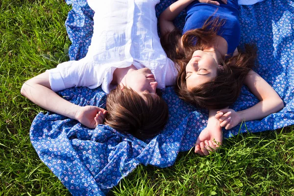 两个恋人在草原上 — Stock fotografie