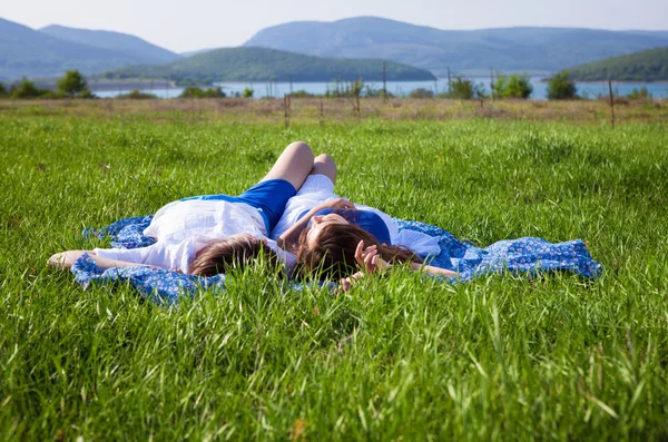 Menina e menino perto do lago — Fotografia de Stock