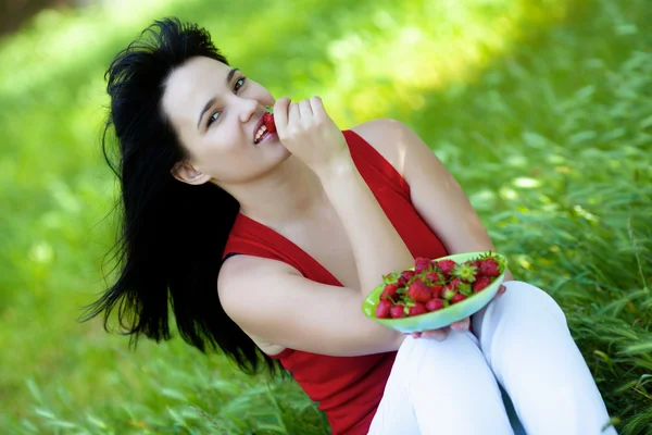 Girl with straberry in garden — Stock Photo, Image