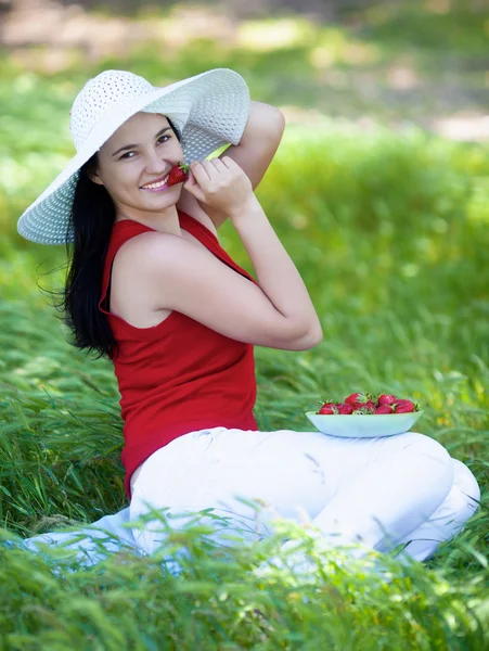 Girl with straberry in garden — Stock Photo, Image