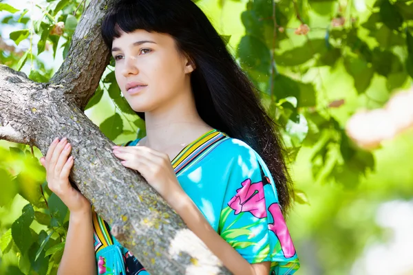 나무 근처 아름 다운 소녀 — 스톡 사진