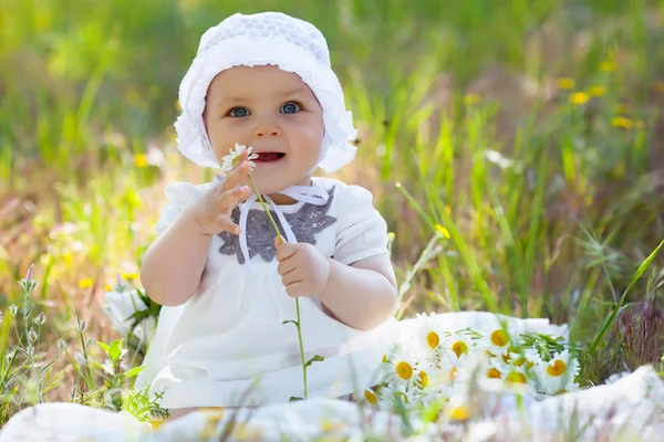 Bebé en el prado — Foto de Stock