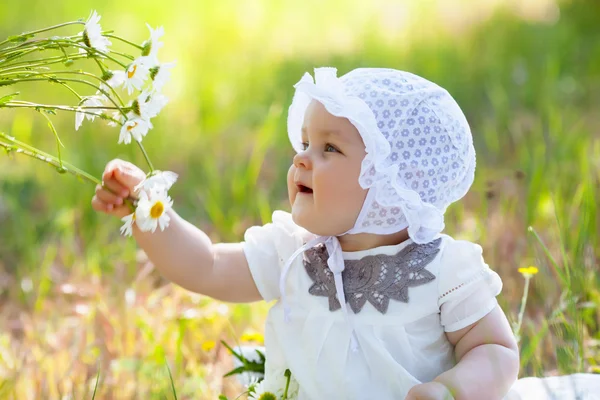 Bebé en el prado —  Fotos de Stock