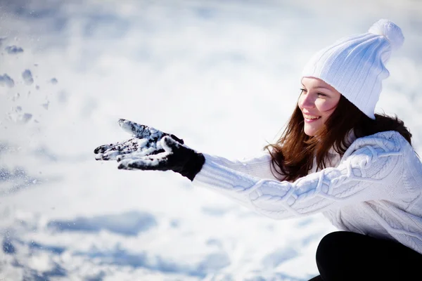 Flicka leker med snö — Stockfoto
