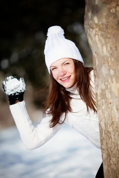 Девушка играет со снегом — стоковое фото